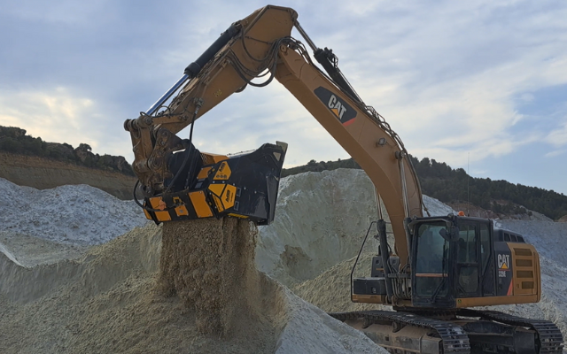 MB-HDS323 Padding Bucket processing and sorting kaolin material at a quarry site.